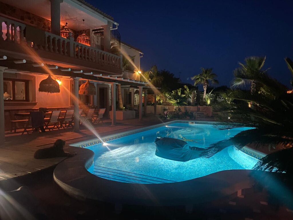 fincaa at night